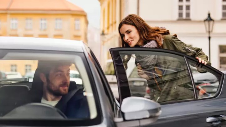 Como funciona o aplicativo da Uber? Imagem de uma passageira iniciando uma viagem com a Uber