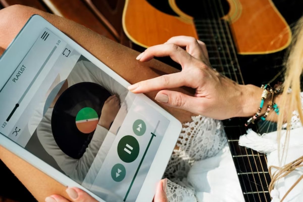 Tablet: Aplicativos para baixar música Pessoa usando Aplicativos para baixar música em tablet