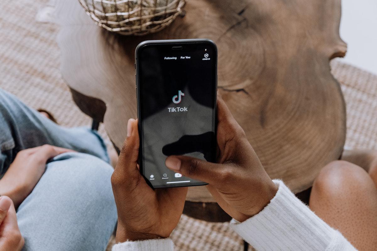 TikTok: Apps que pagam por cadastro Pessoa usando tiktok no celular, um dos Apps que pagam por cadastro