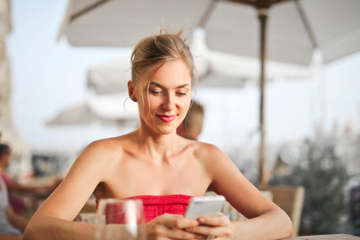 Smartphone: Apps que pagam por cadastro Mulher usando smartphone para baixar Apps que pagam por cadastro