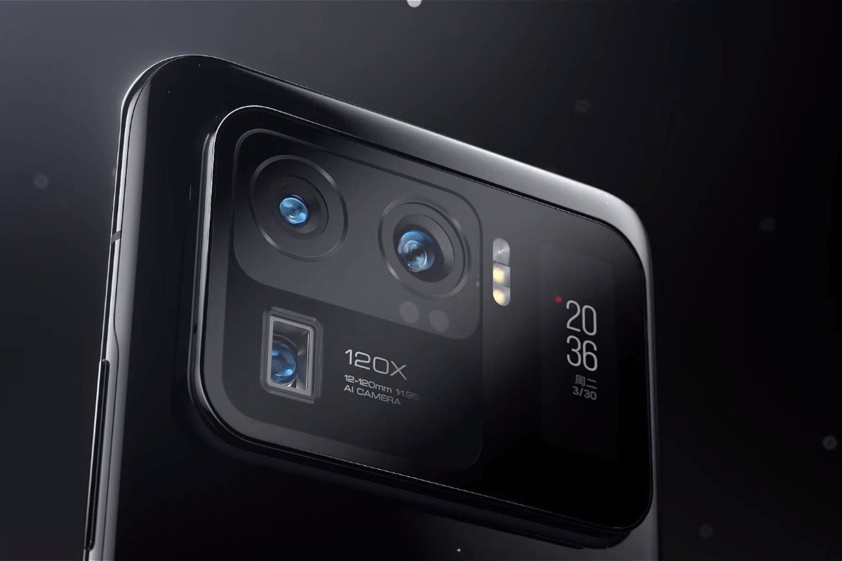 Foto com Celular Xiaomi de costas focando em suas câmeras