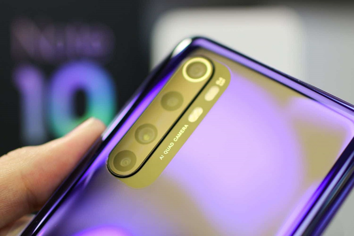 Pessoa com celular Xiaomi na mão mostrando seu conjunto de câmeras