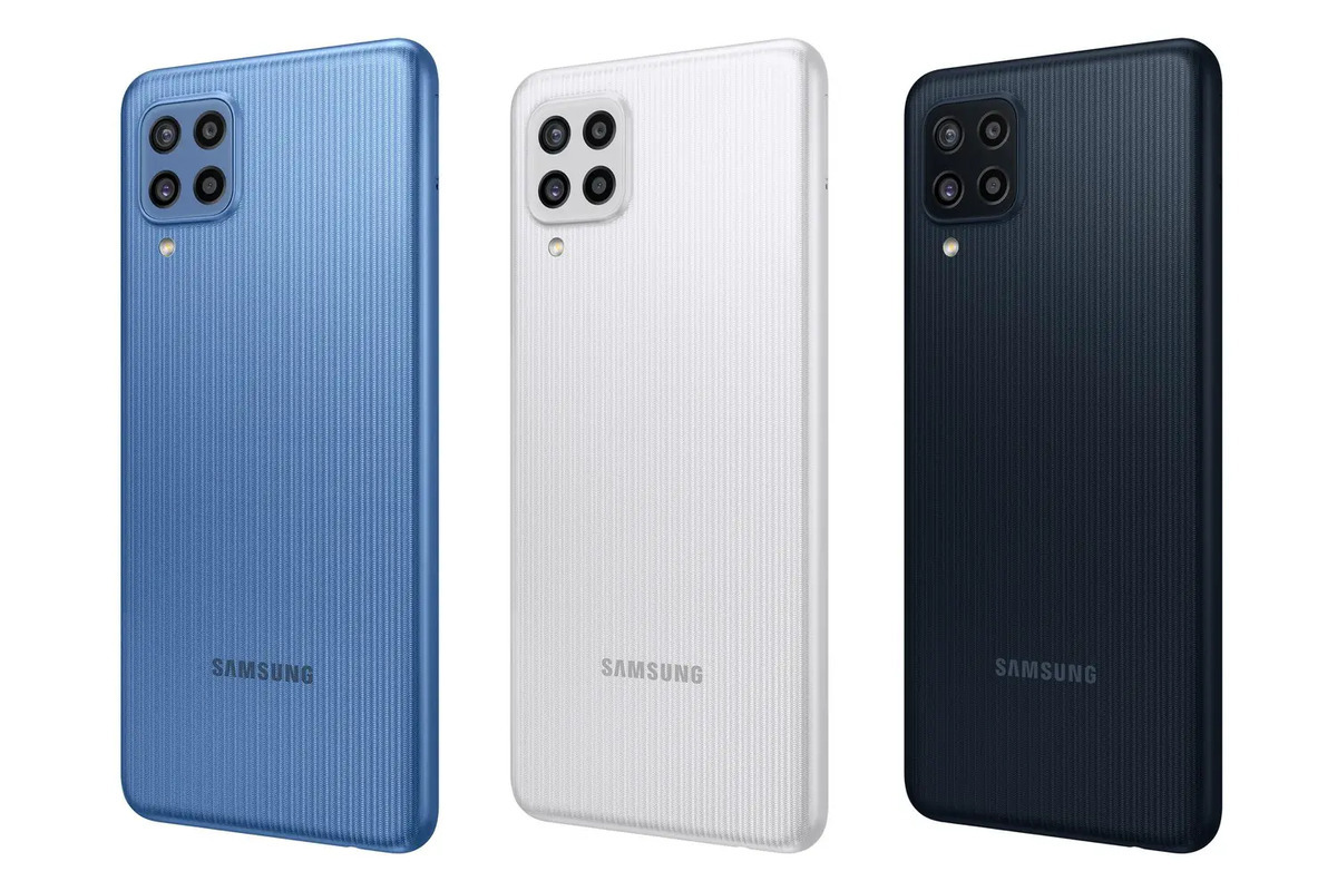 Publicidade: Galaxy M22 Aparelho Galaxy M22 em montagem com três produtos nas cores azul, branco e preto em publicidade