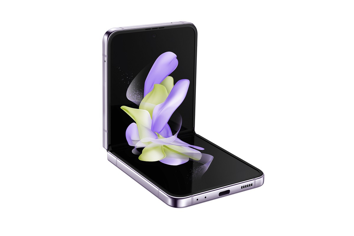 Foto de Galaxy Z Flip 4 com fundo branco para divulgação do produto