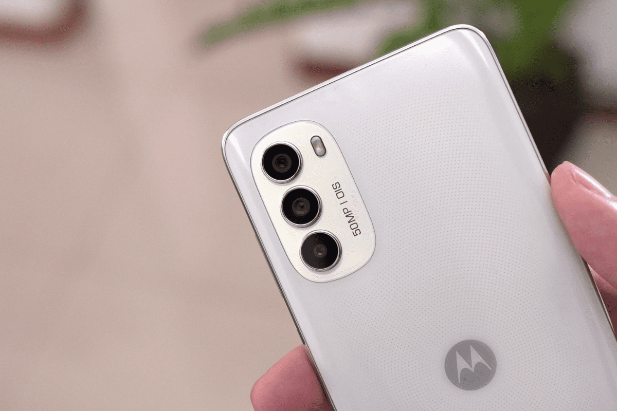 Usuário com Moto G82 na mão mostrando seu conjunto de câmeras