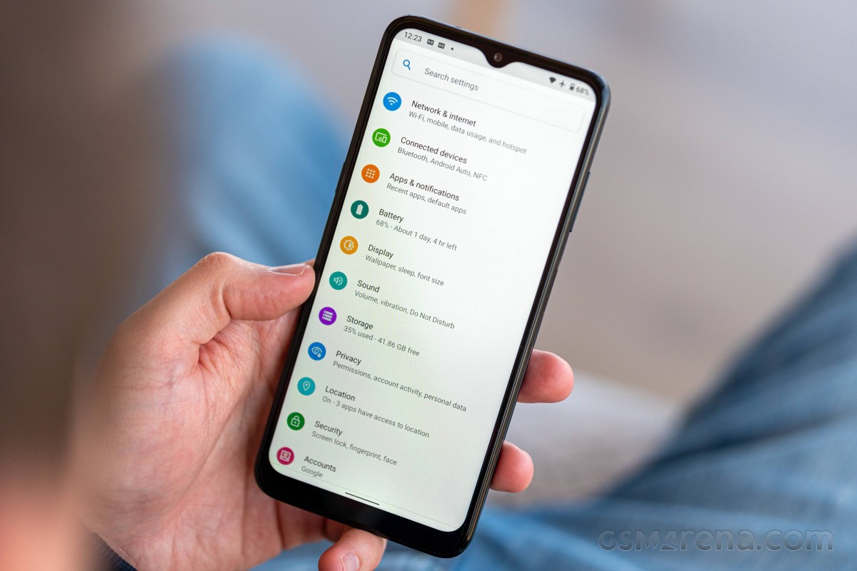 Usuário: Nokia Pessoa usando celular Nokia na mão esquerda sentado