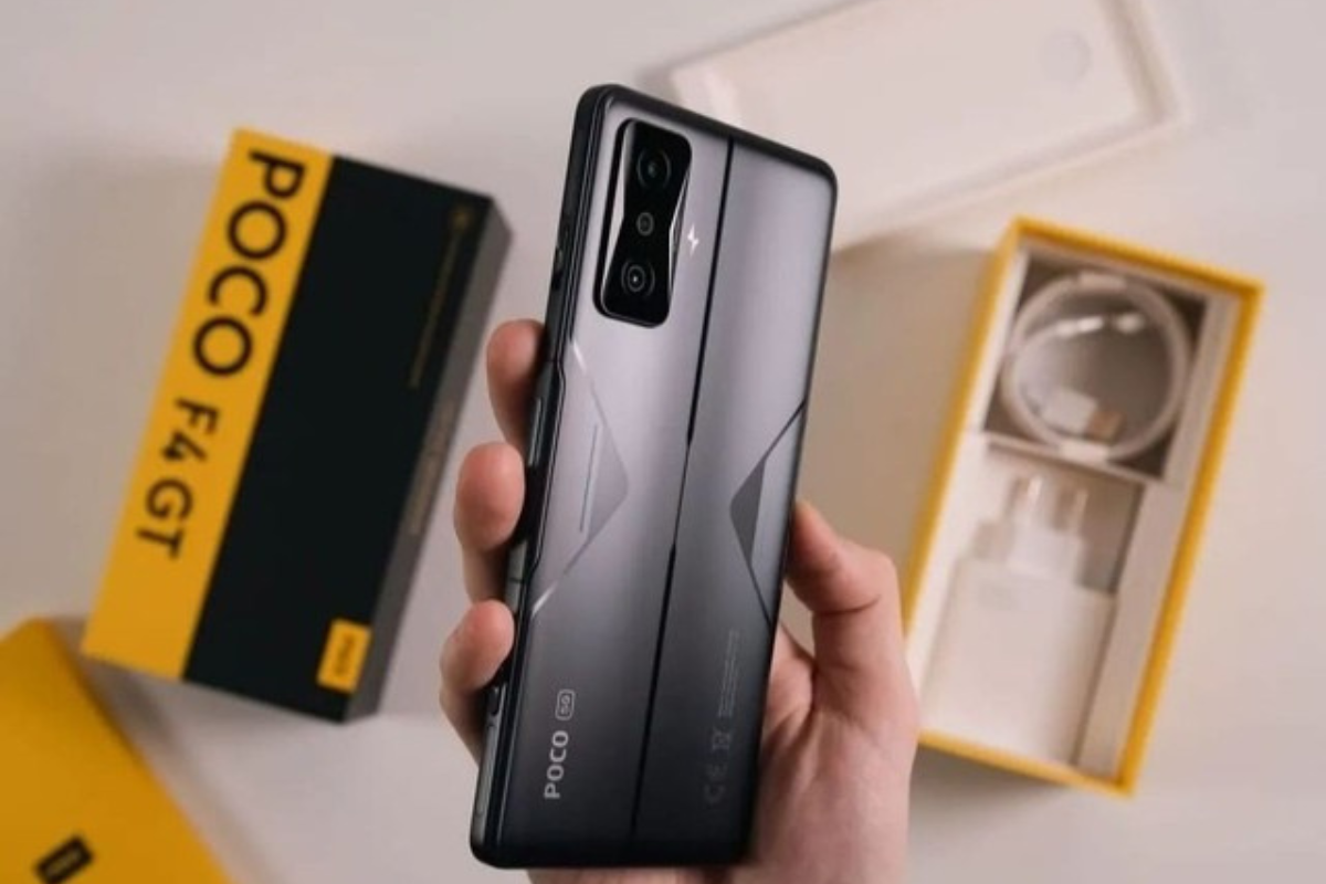Pessoa mostrando aparelho Poco F4 GT aparentemente em review ou unboxing do produto