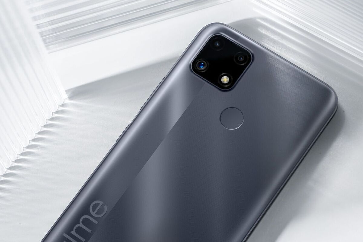 Realme C25 cinza com tela virada para baixo em foto de divulgação do produto