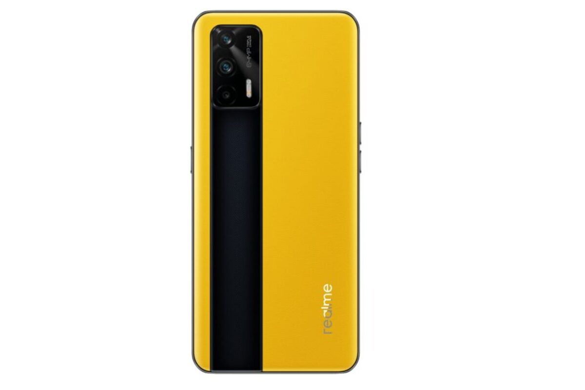 Celular Realme GT de pé com costas viradas para foto