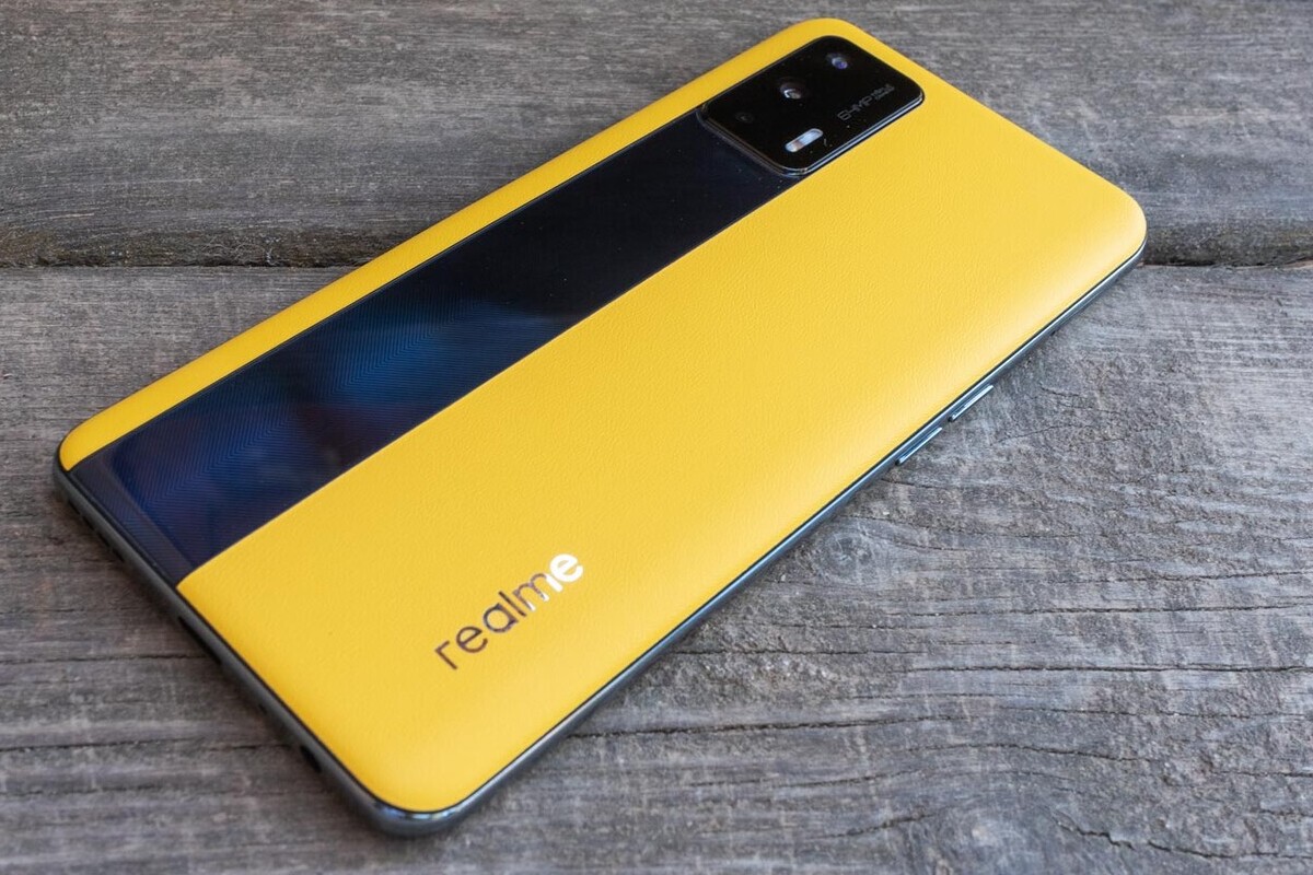 Smartphone com tela virada para superfície de madeira