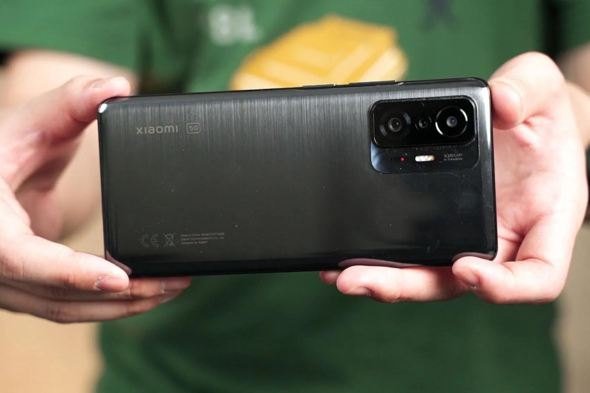 Filmagem: Xiaomi 11T Pessoa segurando Xiaomi 11T preto de lado e de forma delicada como se fizesse filmagem com o mesmo