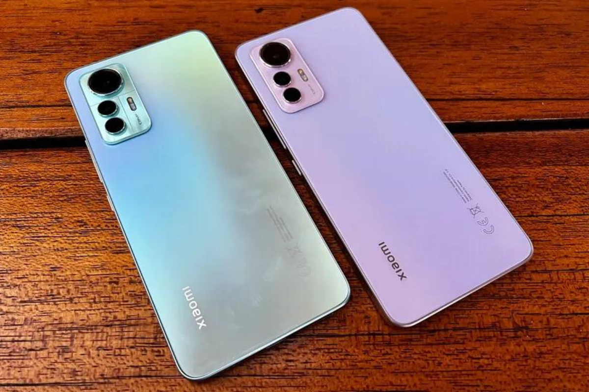 Câmeras: Xiaomi 12 Lite 2 aparelhos Xiaomi 12 Lite com tela virada para baixo em foto lado a lado nas cores verde e rosa mostrando seu conjunto de câmeras