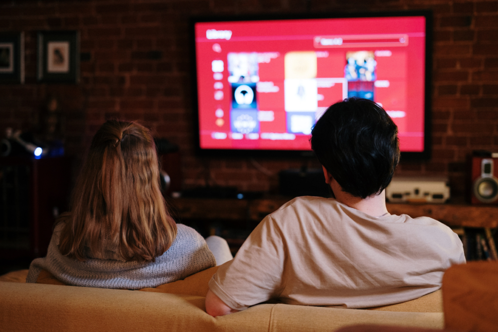 Casa: Aplicativos TV Pessoas assistindo em casa com Aplicativos TV
