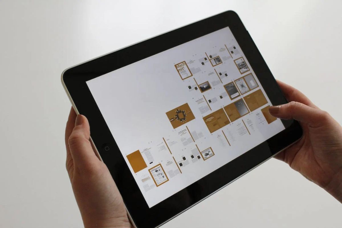 Tablet: Apps Pessoa com tablet usando Apps para trabalho