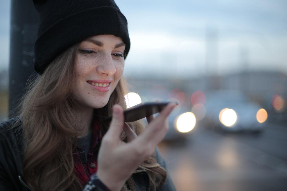 Falar: Apps para aprender inglês Mulher falando em celular com Apps para aprender inglês