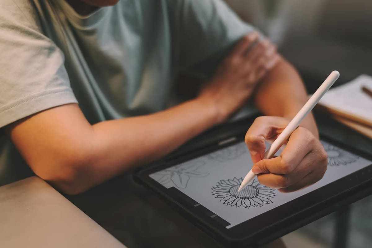 Pessoa usando Apps para desenhar em tablet