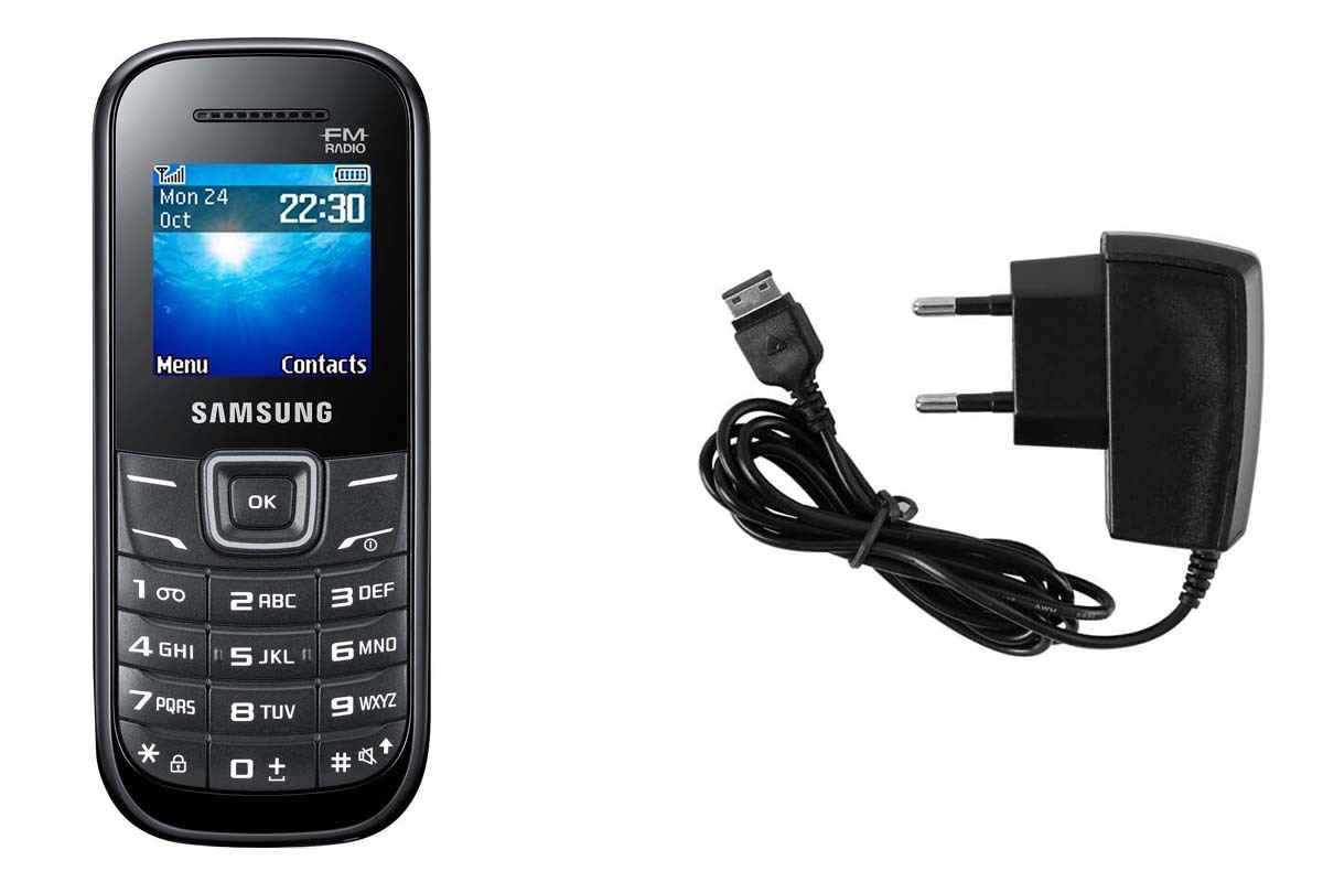 Samsung: Celular de botão Celular de botão Samsung ao lado de seu carregador que vem junto da caixa