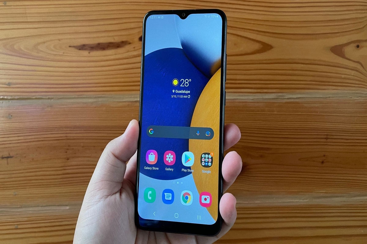 Review: Celulares em promoção Usuário mostrando smartphone em formato de review