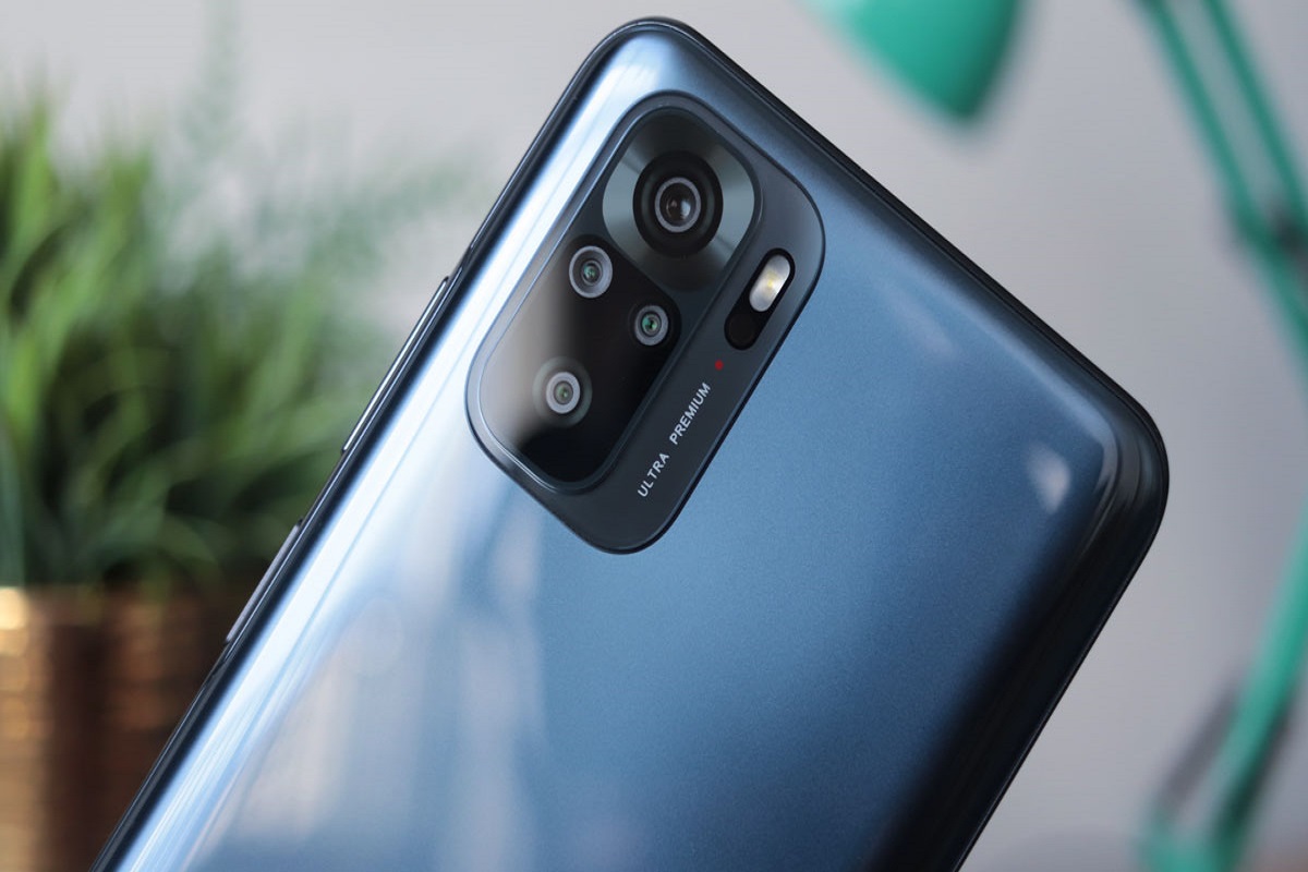 Câmera Ultra Premium: Celulares em promoção Pessoa fazendo review de câmeras do celular escrito ultra premium com fundo com gramado em desfoco