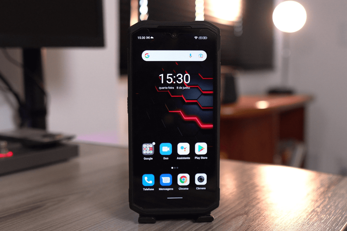 Tela: Doogee S98 Doogee S98 com tela virada pra frente marcando horário 15:30