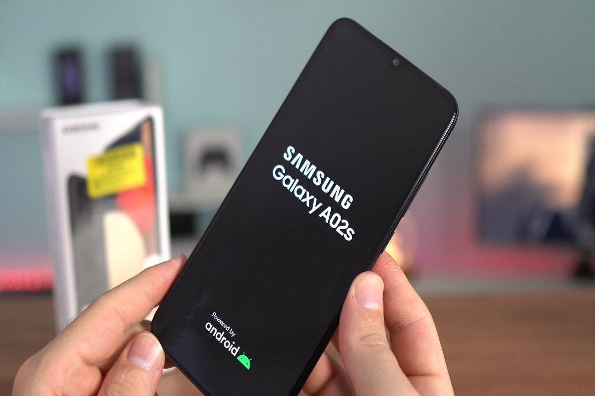 Review: Galaxy A02s Galaxy A02s com usuário iniciando seu sistema com caixa ao fundo em review do aparelho