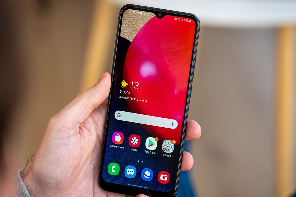 Usuário: Galaxy A02s Usuário segurando Galaxy A02s mostrando tela inicial