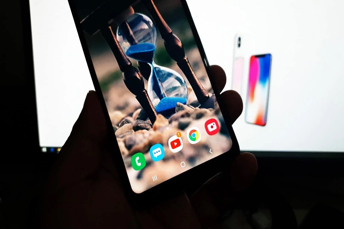 Tela: Galaxy A10 Usuário mostrando tela do Galaxy A10 com seus apps principais