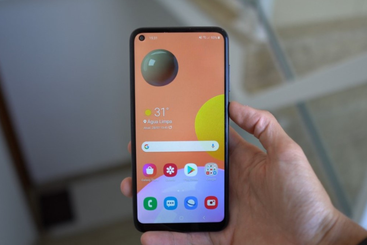 Usuário: Galaxy A11 Galaxy A11 na mão de usuário mostrando sua tela inicial