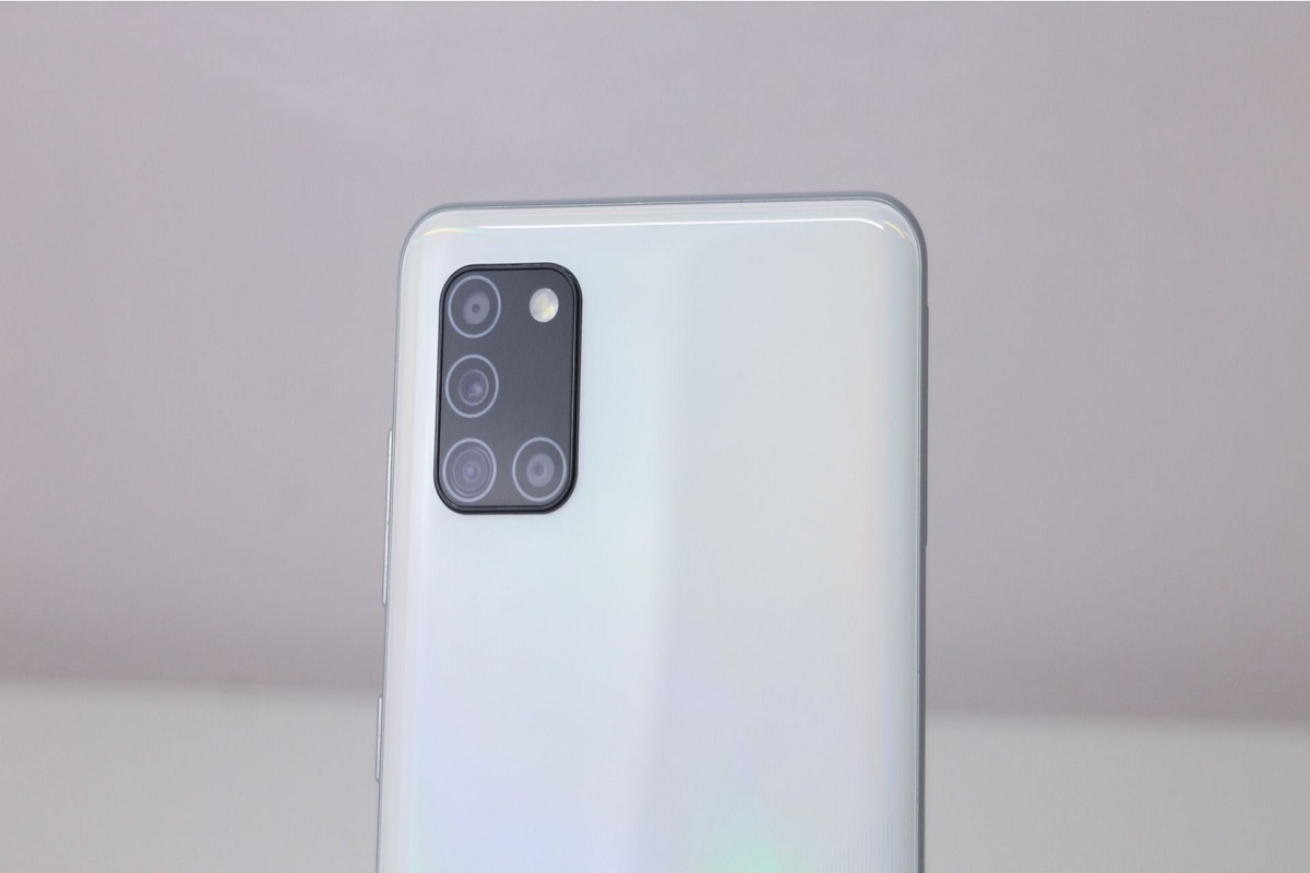 Galaxy A31 mostrando suas câmeras em foto para site de vendas
