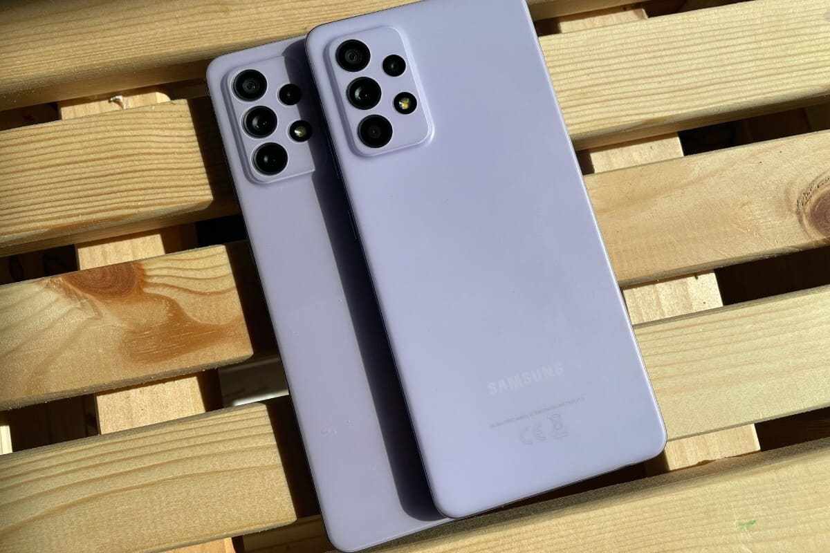 Modelo: Galaxy A52 Dois aparelhos de modelo Galaxy A52 nas cores lilás um sobre o outro mostrando seu verso sobre pallet de madeira