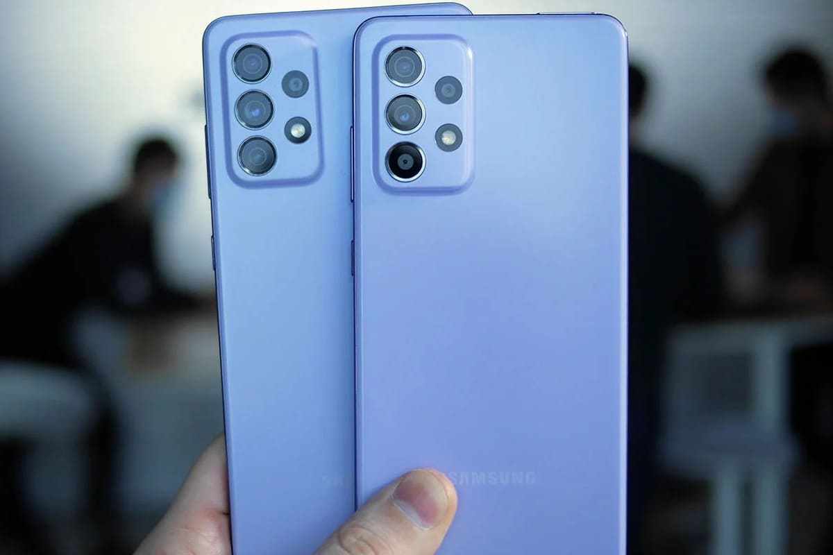 Usuário: Galaxy A52 Galaxy A52 em dois exemplares na mão de usuário mostrando sua bela cor