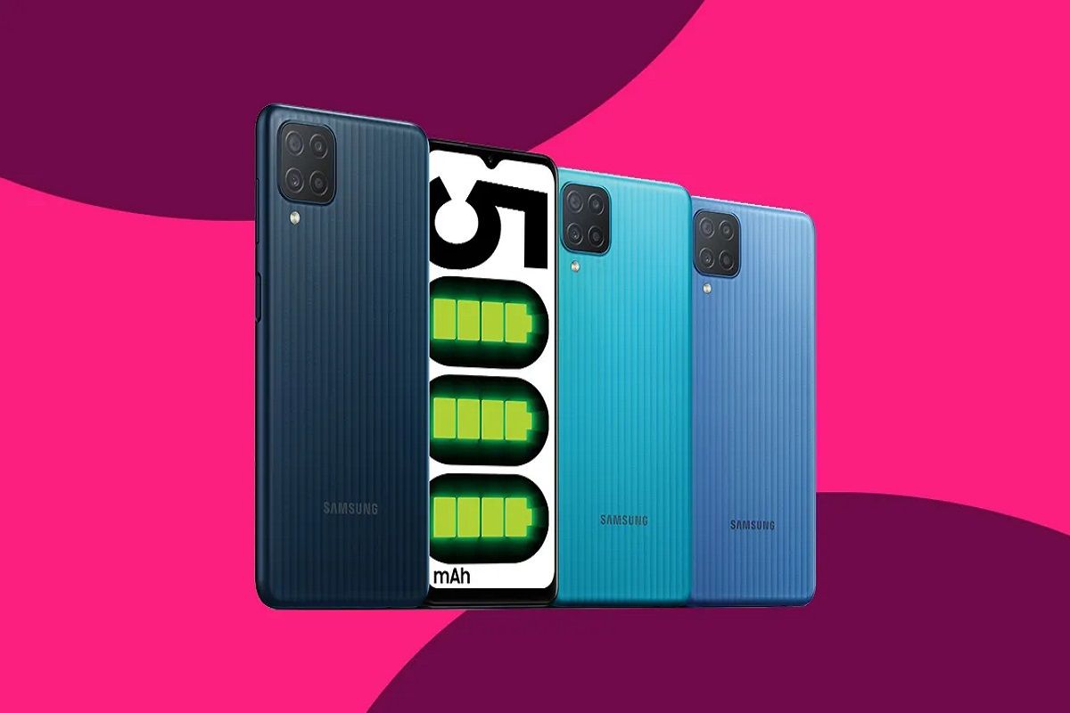 Bateria: Galaxy M12 Galaxy M12 com quatro exemplares mostrando cores no seu verso e montagem diante de fundo roxo e lilás mostrando capacidade da bateria, que possui total de 5000mAh