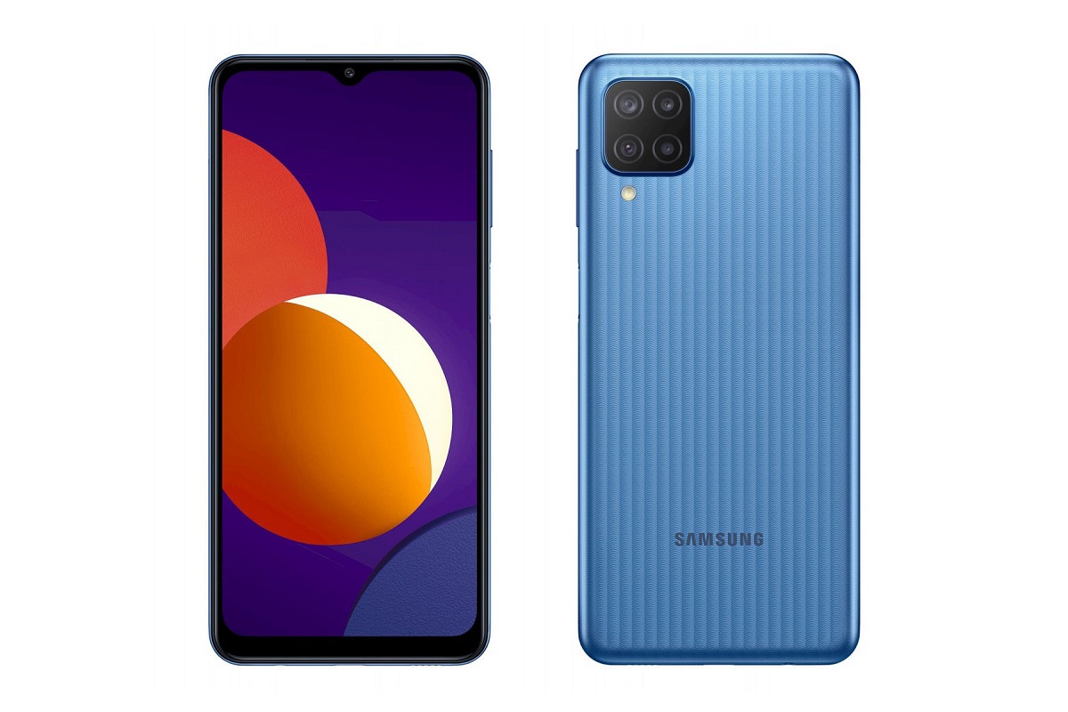 Câmeras: Galaxy M12 Montagem com Galaxy M12 azul mostrando dois produtos, um de frente e um de costas, com foco em suas câmeras