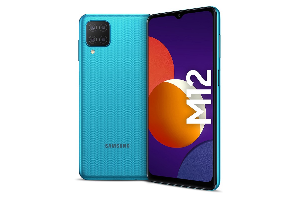 Tela: Galaxy M12 Galaxy M12 azul mostrando produto em dois ângulos, com montagem na tela mostrando nome do modelo, M12