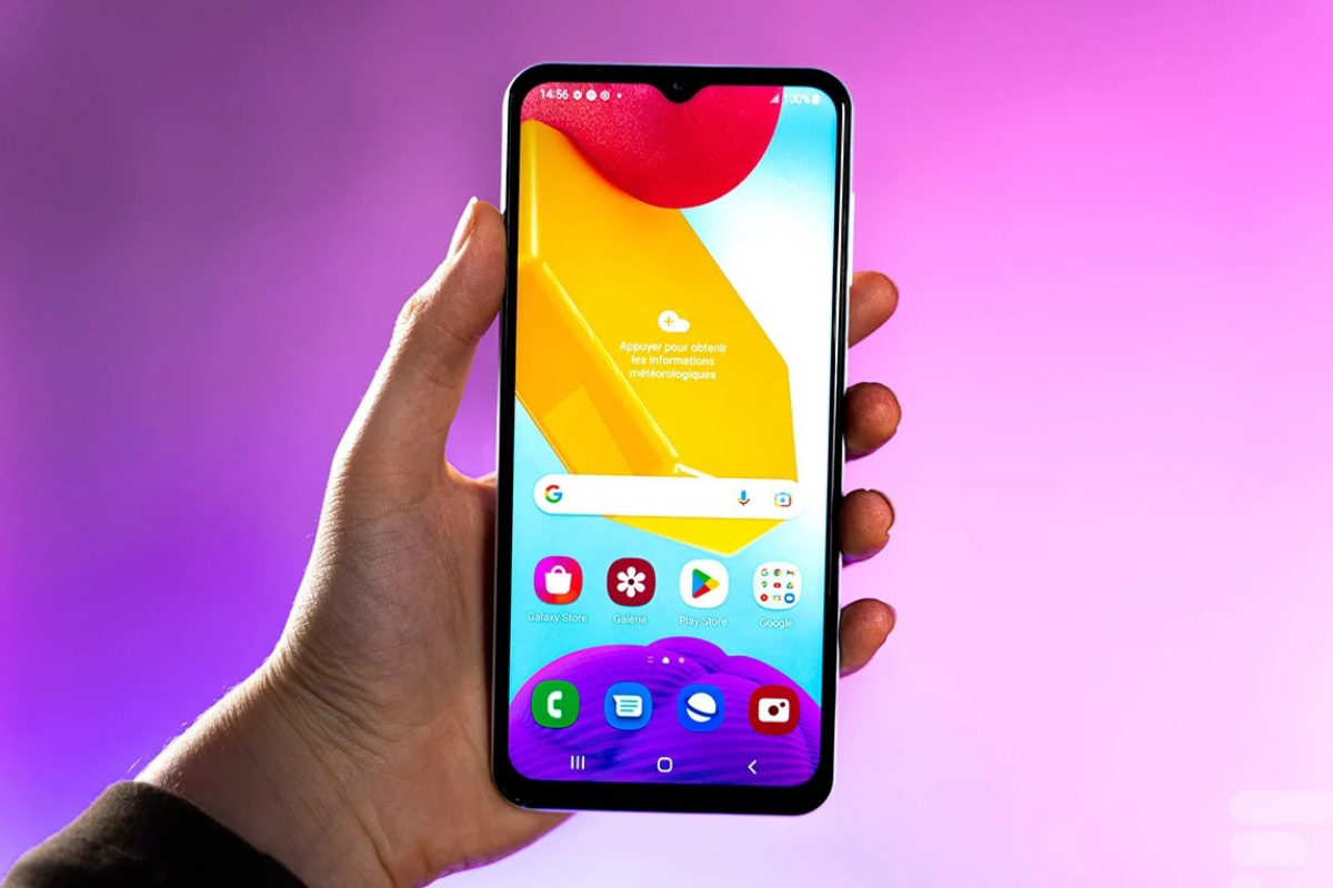 Usuário: Galaxy M13 Usuário segurando Galaxy M13 em foto para sites de venda