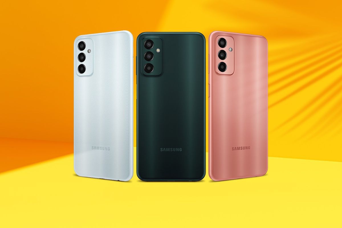 Galaxy M13 em três cores em foto de publicidade