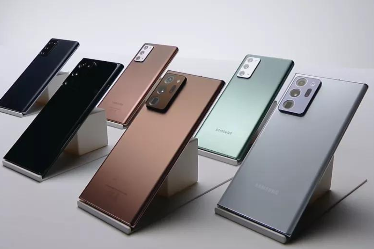 Montagem com vários celulares modelo Galaxy Note 20 para publicidade