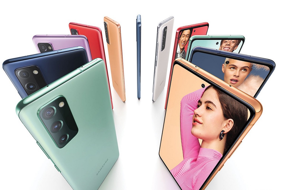 Galaxy S20 FE em montagem com diversos produtos e papéis de parede