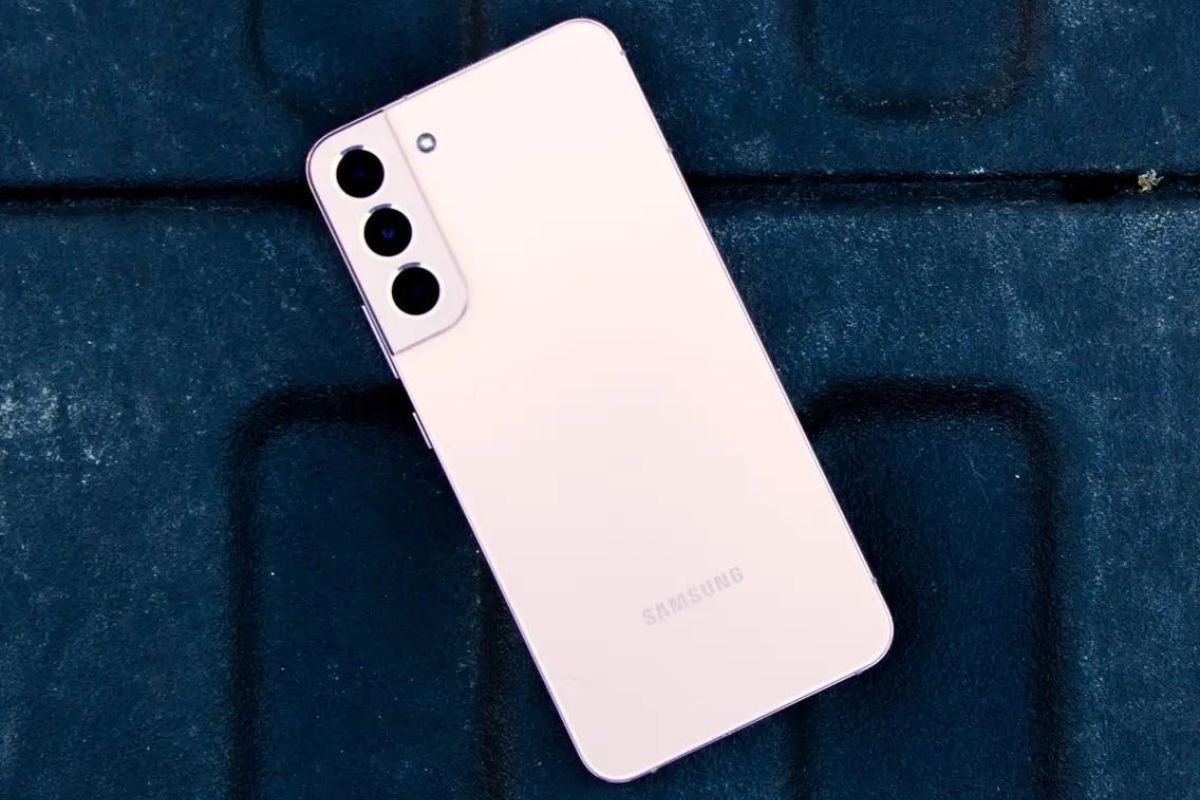 Câmeras: Galaxy S22 Plus Galaxy S22 Plus sobre superfície de tom meio azulado de costas para cima mostrando suas câmeras