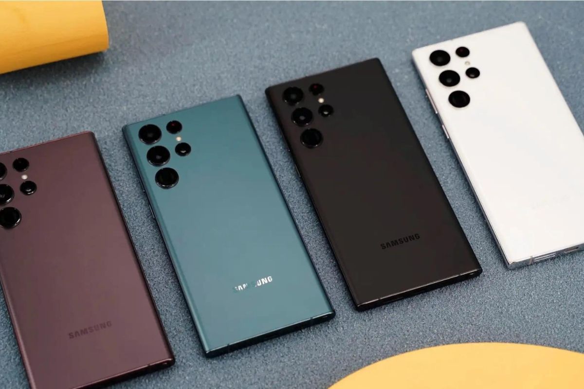 Quatro aparelhos do tipo Galaxy S22 Ultra em cores vinho, verde, preto e branco