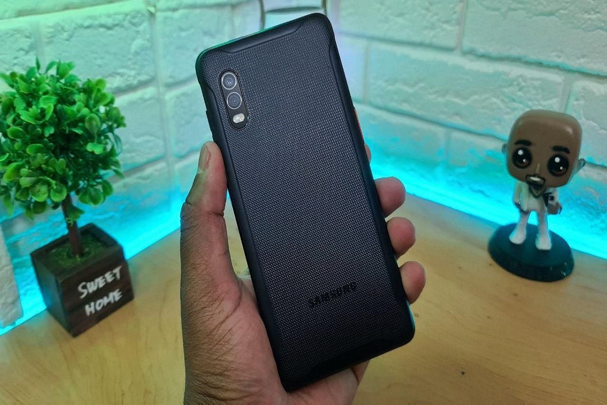 Galaxy XCover Pro segurado por usuário em ambiente interno