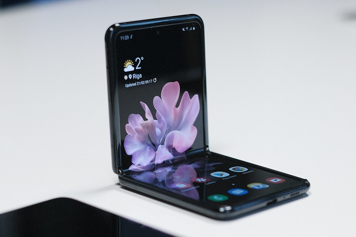 Galaxy Z Flip 3 com tela dobrada em ângulo de 45º