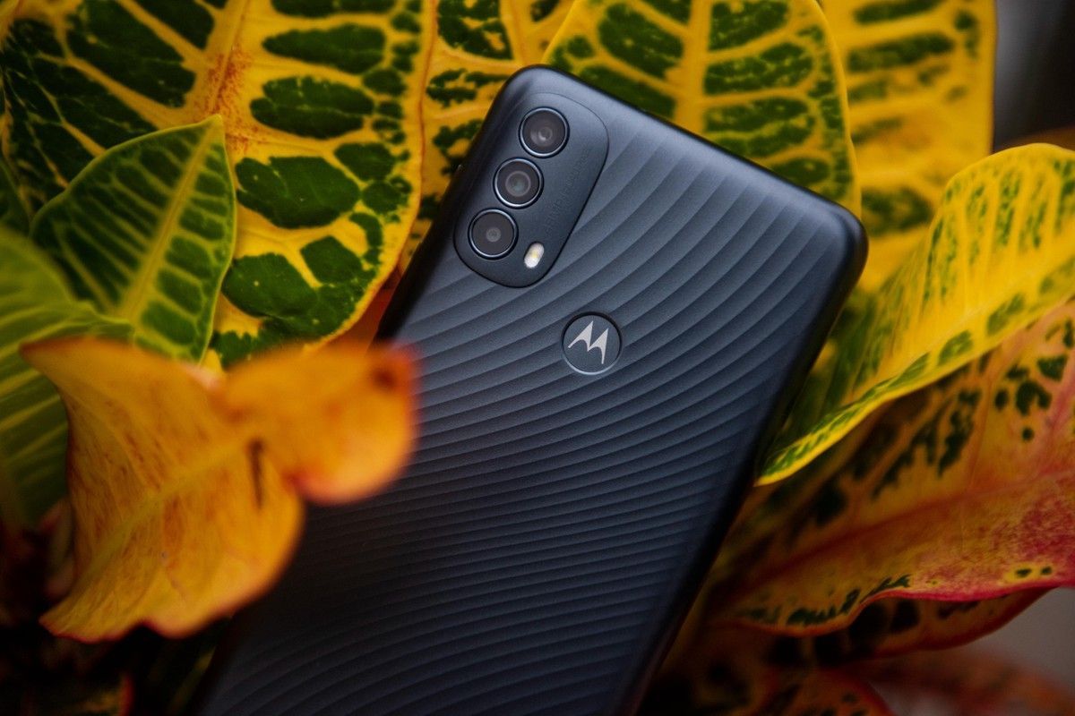 Câmeras: Moto E40 Moto E40 mostrando suas câmeras em meio à folhas de plantas