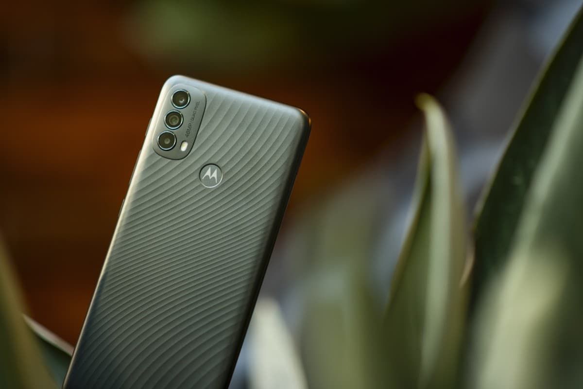 Leitor: Moto E40 Moto E40 de costas para foto mostrando detalhes do seu leitor de impressão digital
