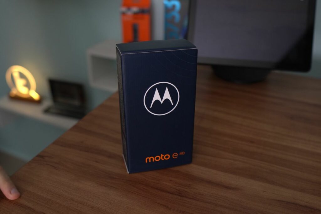 Caixa: Moto E40 Caixa do Moto E40 sobre mesa de madeira