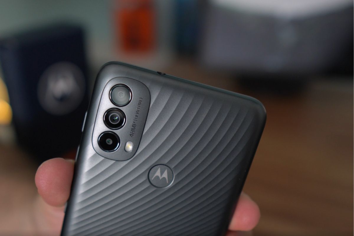 Moto E40 na mão de usuário mostrando suas câmeras