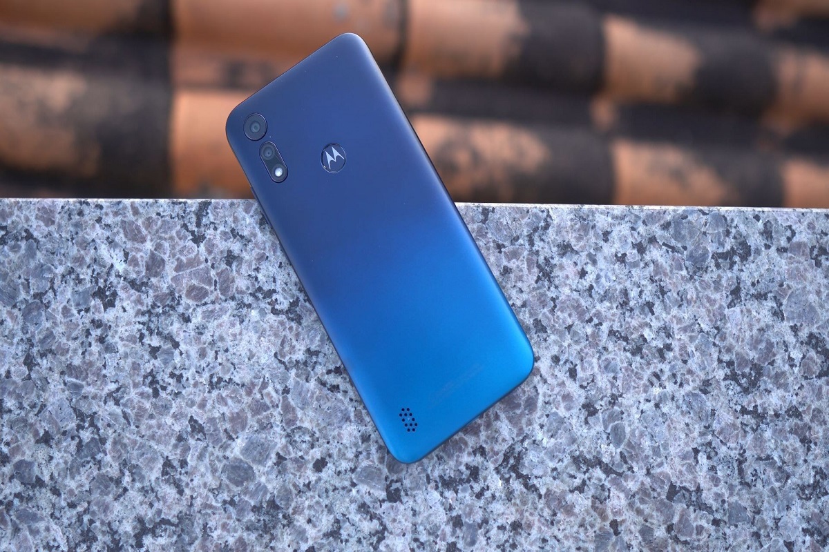 Moto E6i: a imagem mostra um smartphone da marca Motorola e de cor azul.