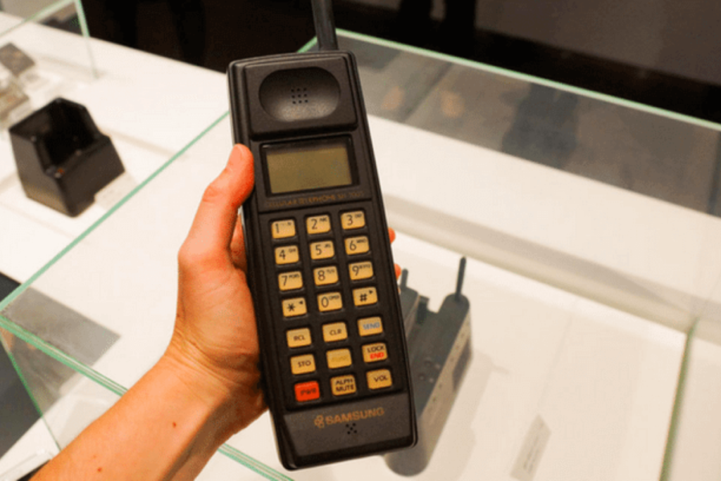 Telefone: Samsung Aparelho telefone antigo Samsung em mão esquerda de pessoa