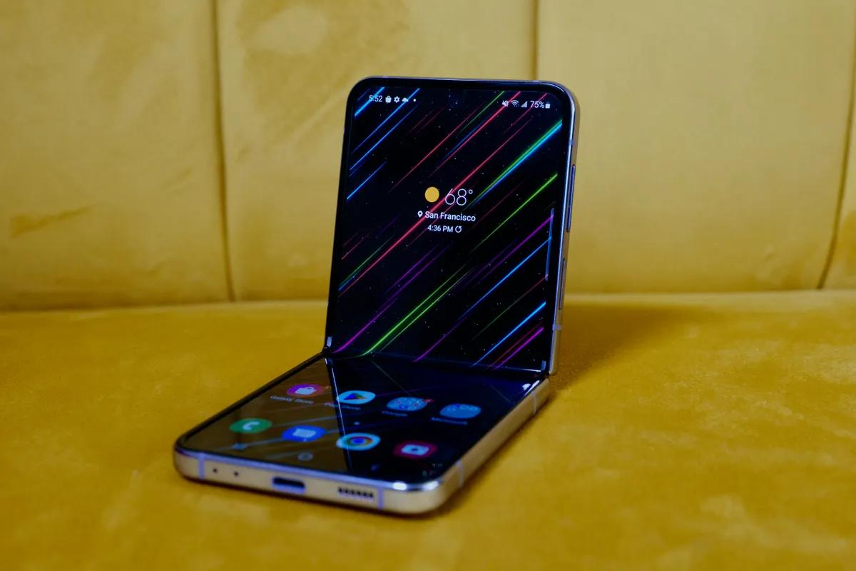 Celular dobrável: Samsung Celular dobrável Samsung sobre mesa amarela