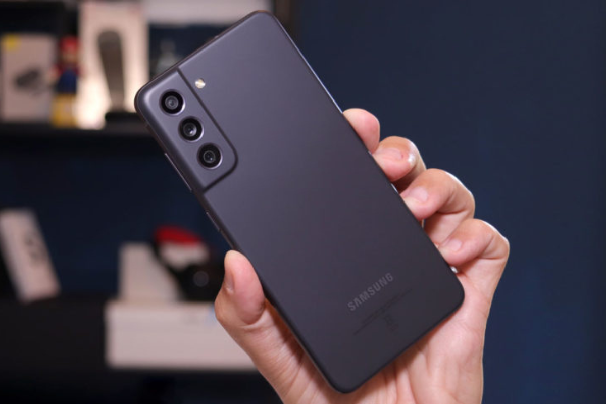 S21 FE: Samsung Samsung S21 FE na mão de usuário